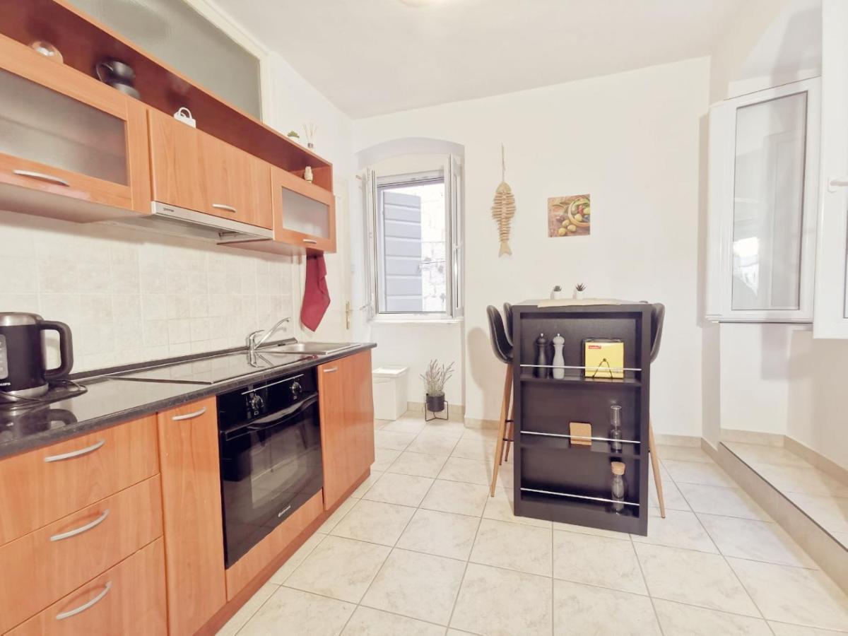 One Bedroom Apartment In The Old Town Сплит Екстериор снимка