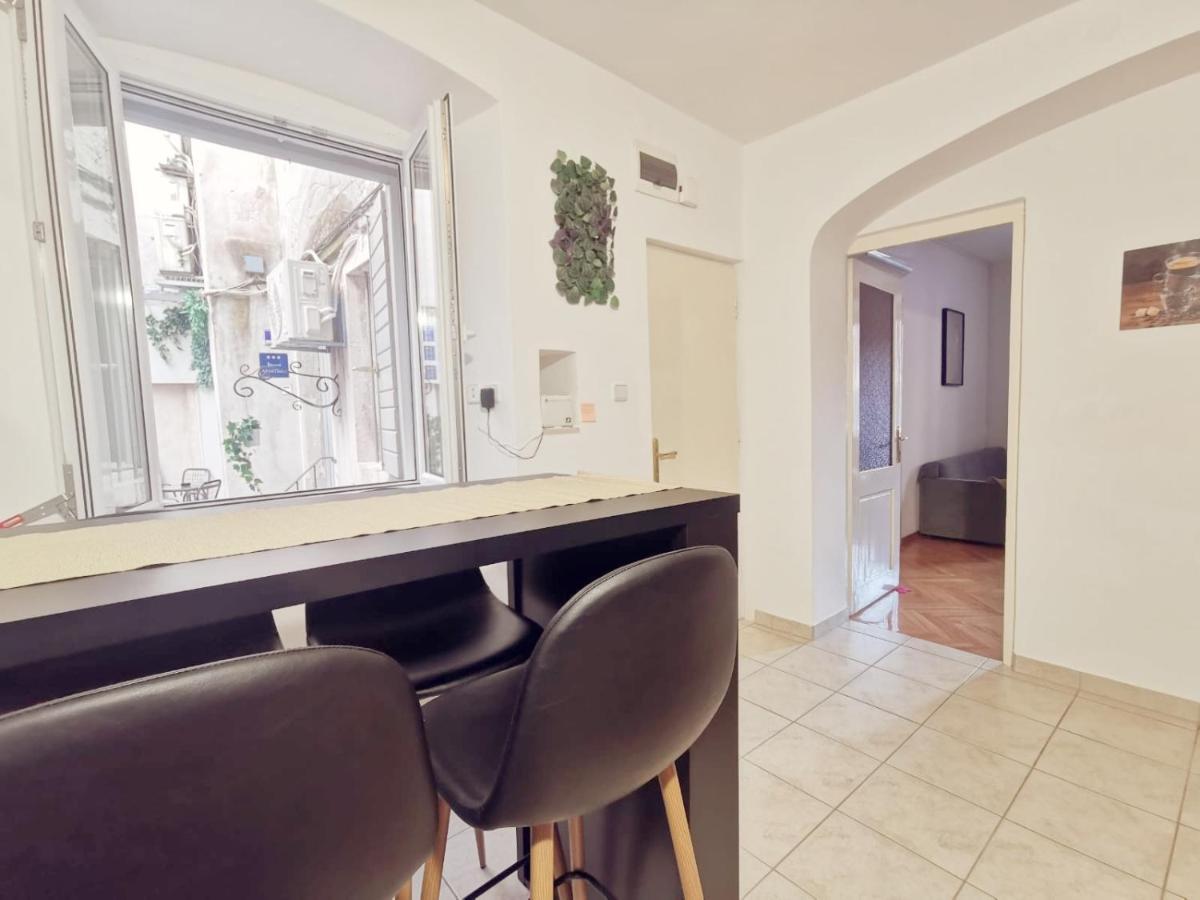 One Bedroom Apartment In The Old Town Сплит Екстериор снимка